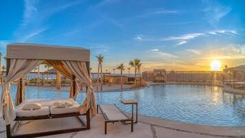 Leilighet, terrasse, sjøutsikt | Basseng | 6 utendørsbassenger, bassengtelt (inkludert) og bassengparasoller