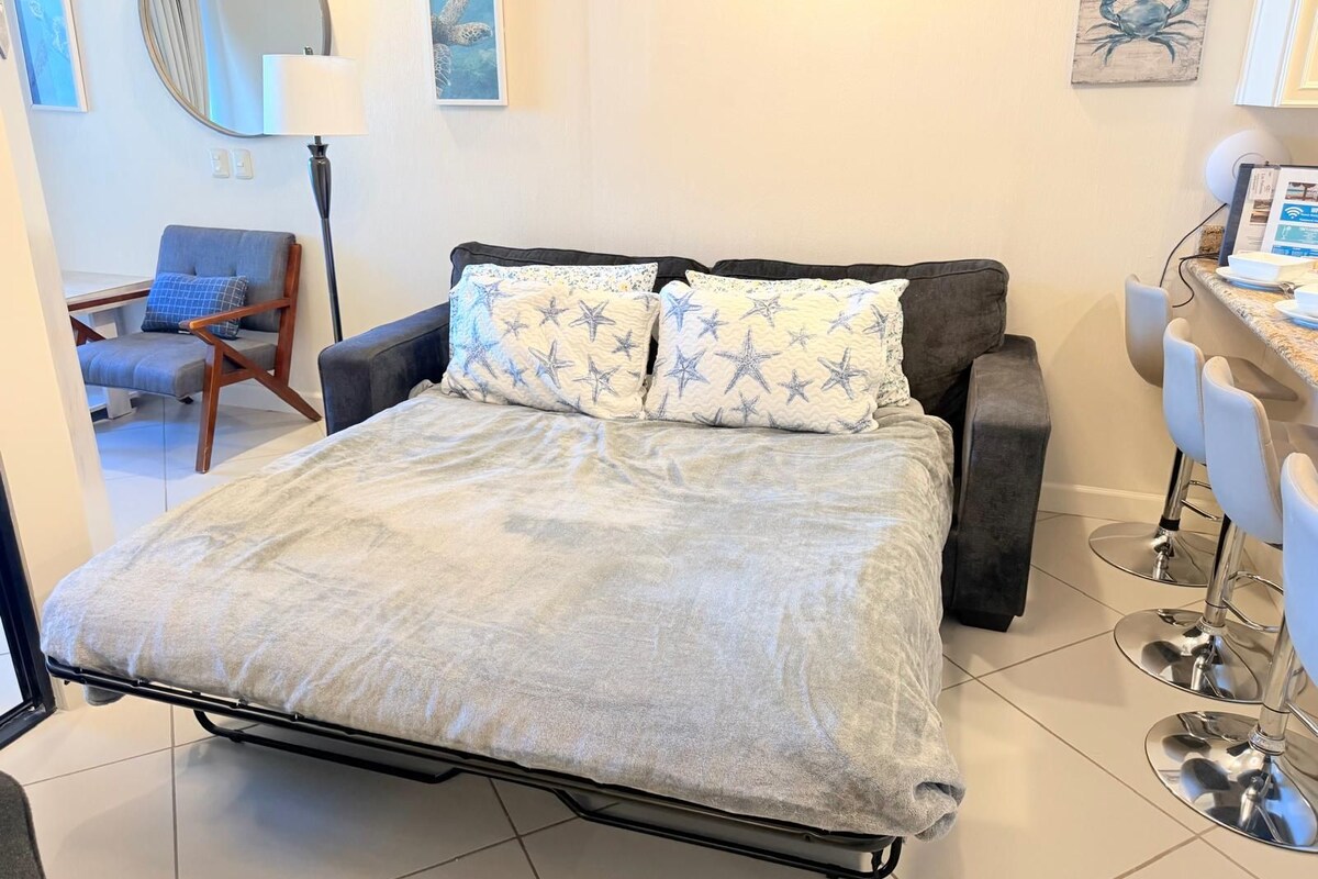 Departamento de lujo, patio, vista al mar | Área de sala de estar | Televisión 