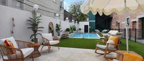 Una piscina al aire libre