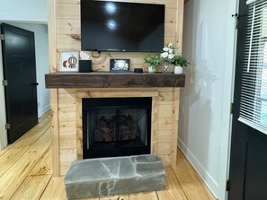 Een smart-tv en een open haard