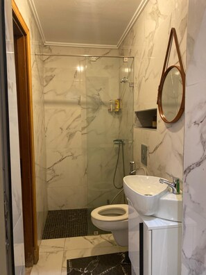 Douche, sèche-cheveux, bidet, serviettes fournies