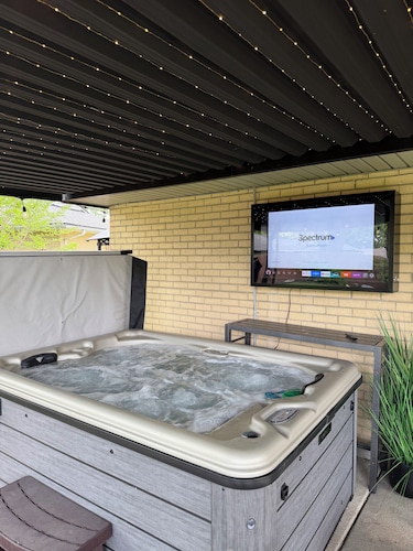 Fire Pit, Private Hot Tub + Workspace - Sleeps 7