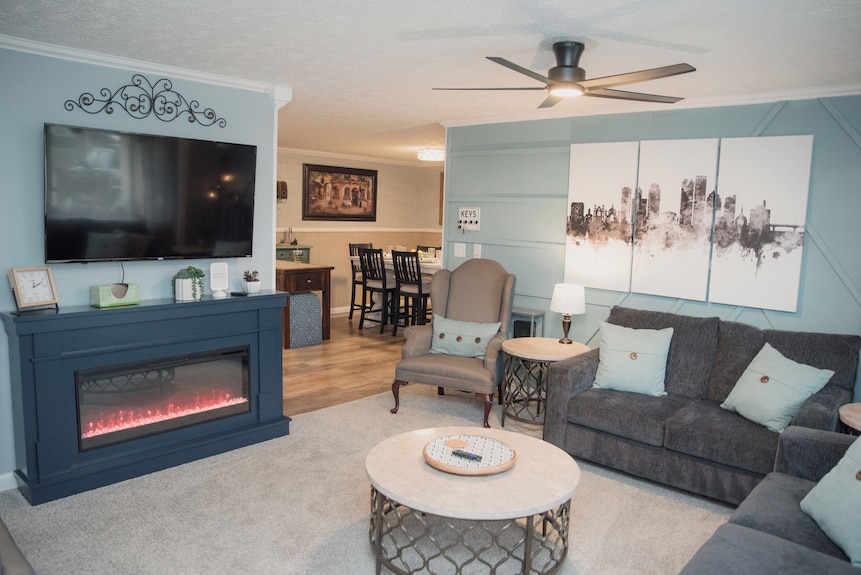Fire Pit, Private Hot Tub + Workspace - Sleeps 7 - Dayton, OH