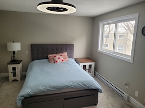 3 bedrooms, bed sheets - Cozy Condo Townhome (Kitchener)