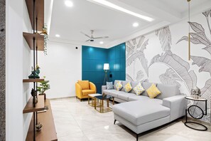 Smart TV - Beautiful & Cosy Apartment in Gotri Vadodara close to everything you need (Vadodara)