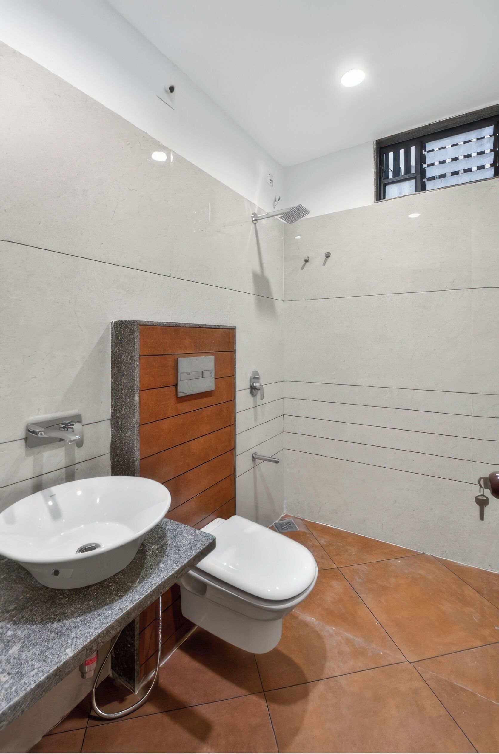 Een douche, een bidet, handdoeken, zeep