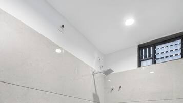 Een douche, een bidet, handdoeken, zeep