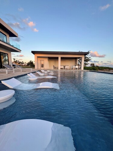Sea Side Villa - Luxury Villa + Full Concierge!