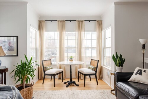 Lovely 2-bedroom condo near UM Hospital, campus, downtown and UM football!