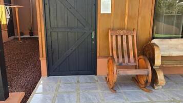 Basic-Ferienhütte, Terrasse, Gartenblick | Außendetails