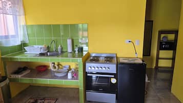 Deluxe Double or Twin Room, Multiple Beds, Patio, Garden View | Private kitchen | Mini-fridge, microwave, coffee/tea maker, cookware/dishes/utensils