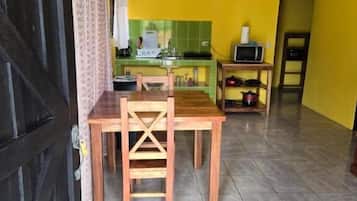 Kahden hengen deluxe-huone (yksi tai kaksi sänkyä), useita sänkyjä, patio, näköala puutarhaan | Ruokailu