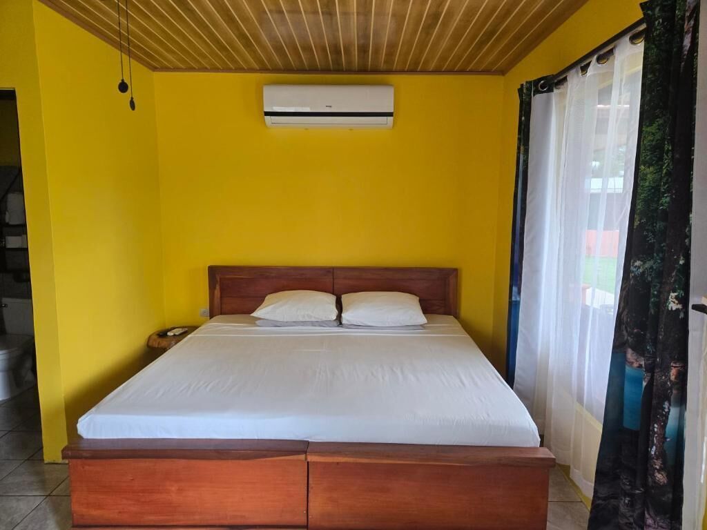 Tallelokero huoneessa, kannettavalle tietokoneelle sopiva työtila