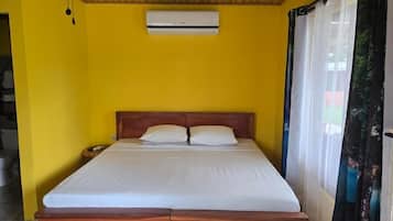 Tallelokero huoneessa, kannettavalle tietokoneelle sopiva työtila