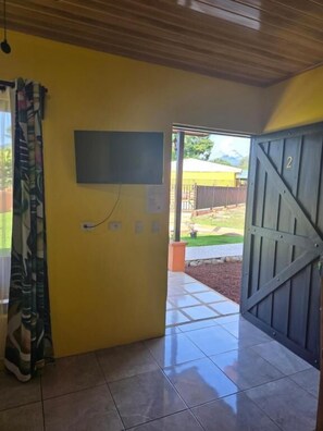 Perusmökki, patio, näköala puutarhaan | Sisätilat