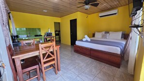 Basic-Ferienhütte, Terrasse, Gartenblick | Zimmersafe, individuell eingerichtet, laptopgeeigneter Arbeitsplatz