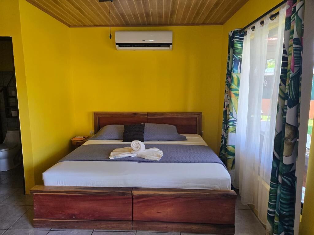 Caja fuerte, espacio para trabajar con un portátil, cortinas opacas