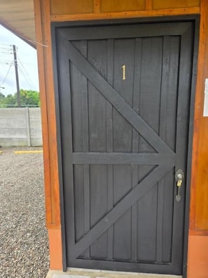 Quarto casal luxo, varanda, vista para o jardim | Detalhe da fachada