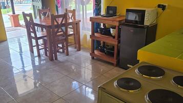 Basic-Ferienhütte, Terrasse, Gartenblick | Eigene Küche