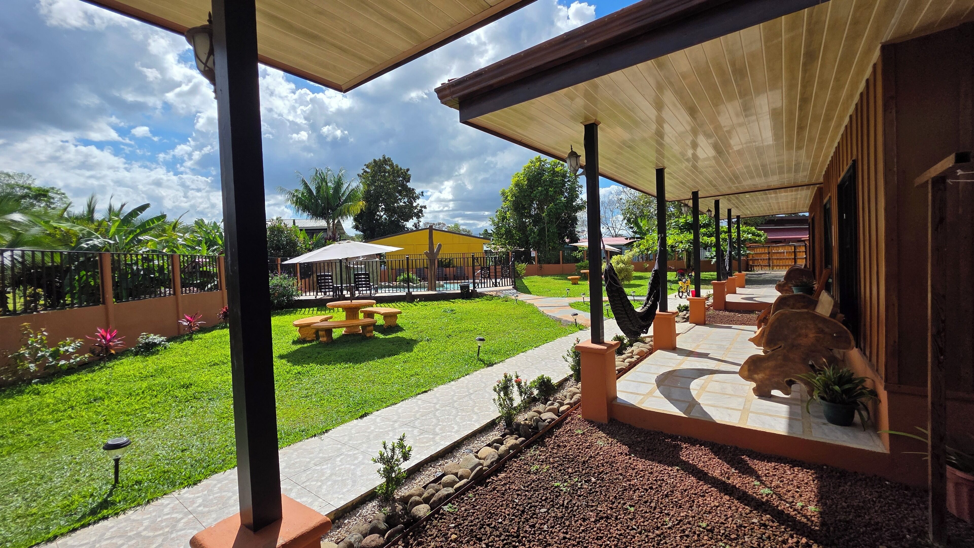 Caja de seguridad en la habitación y muebles diferentes 