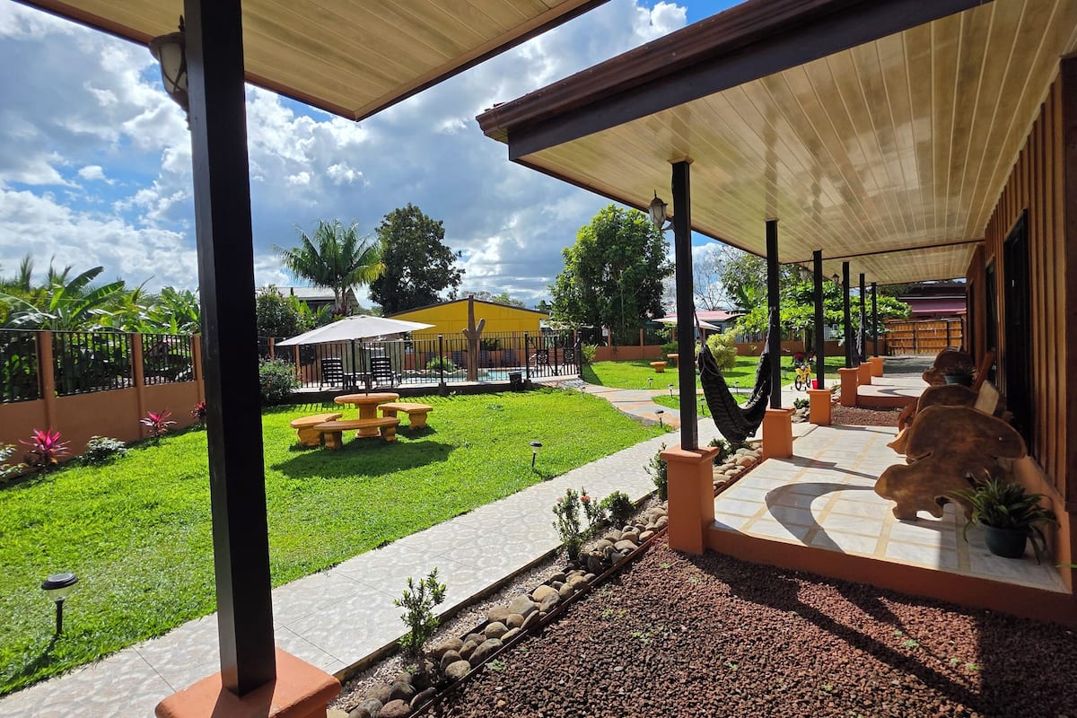 客房內保險箱、布置獨特、筆電工作空間、遮光布/窗簾