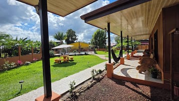 Zimmersafe, individuell eingerichtet, laptopgeeigneter Arbeitsplatz