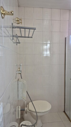 Douche, sèche-cheveux, serviettes fournies, savon