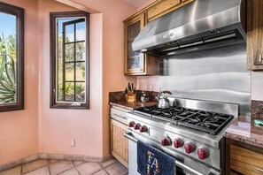 Fridge, microwave, oven, stovetop - Kona Ocean Villa with Pool, Hot Tub (Captain Cook)