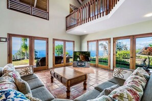 Älytelevisio, takka, pöytätennispöytä, kirjoja