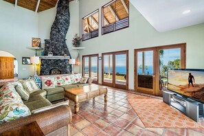 Smart TV, fireplace, ping pong - Kona Ocean Villa with Pool, Hot Tub (Captain Cook)