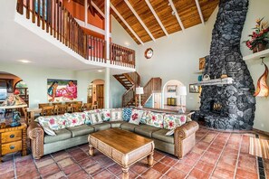 Älytelevisio, takka, pöytätennispöytä, kirjoja