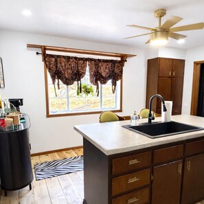 Fridge, microwave, oven, stovetop - 12 miles to Ponca, Close to Kaw Lake & Casinos, Dog Friendly (Newkirk)