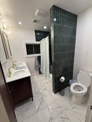 Douche, sĂšche-cheveux, serviettes fournies, savon
