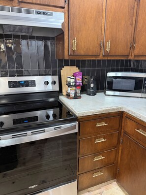 Fridge, microwave, oven, stovetop - 12 miles to Ponca, Close to Kaw Lake & Casinos, Dog Friendly (Newkirk)