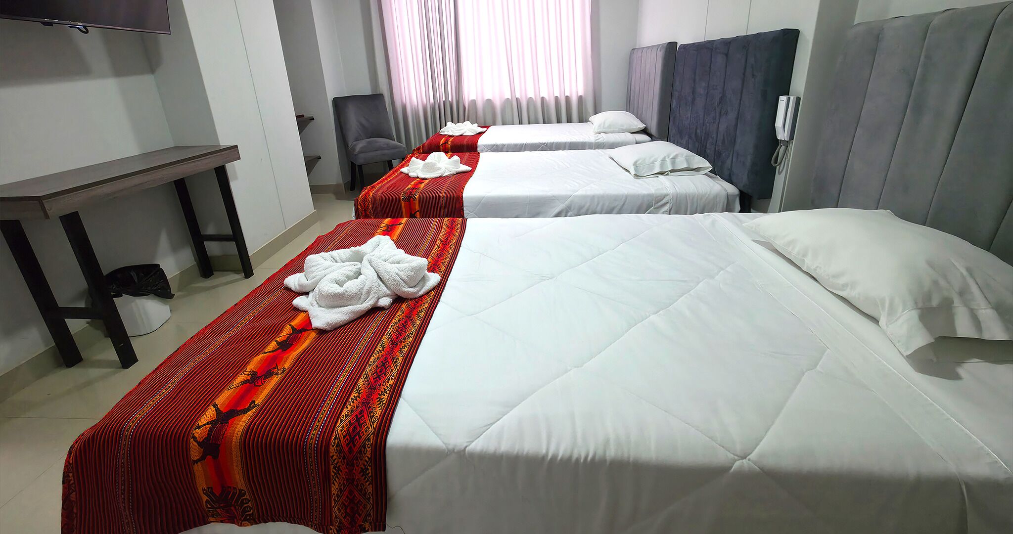 Deluxe Triple Room | Meja, Wi-fi percuma 