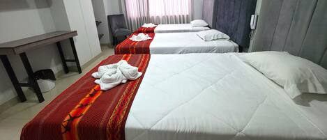 Deluxe Triple Room | Meja, Wi-fi percuma