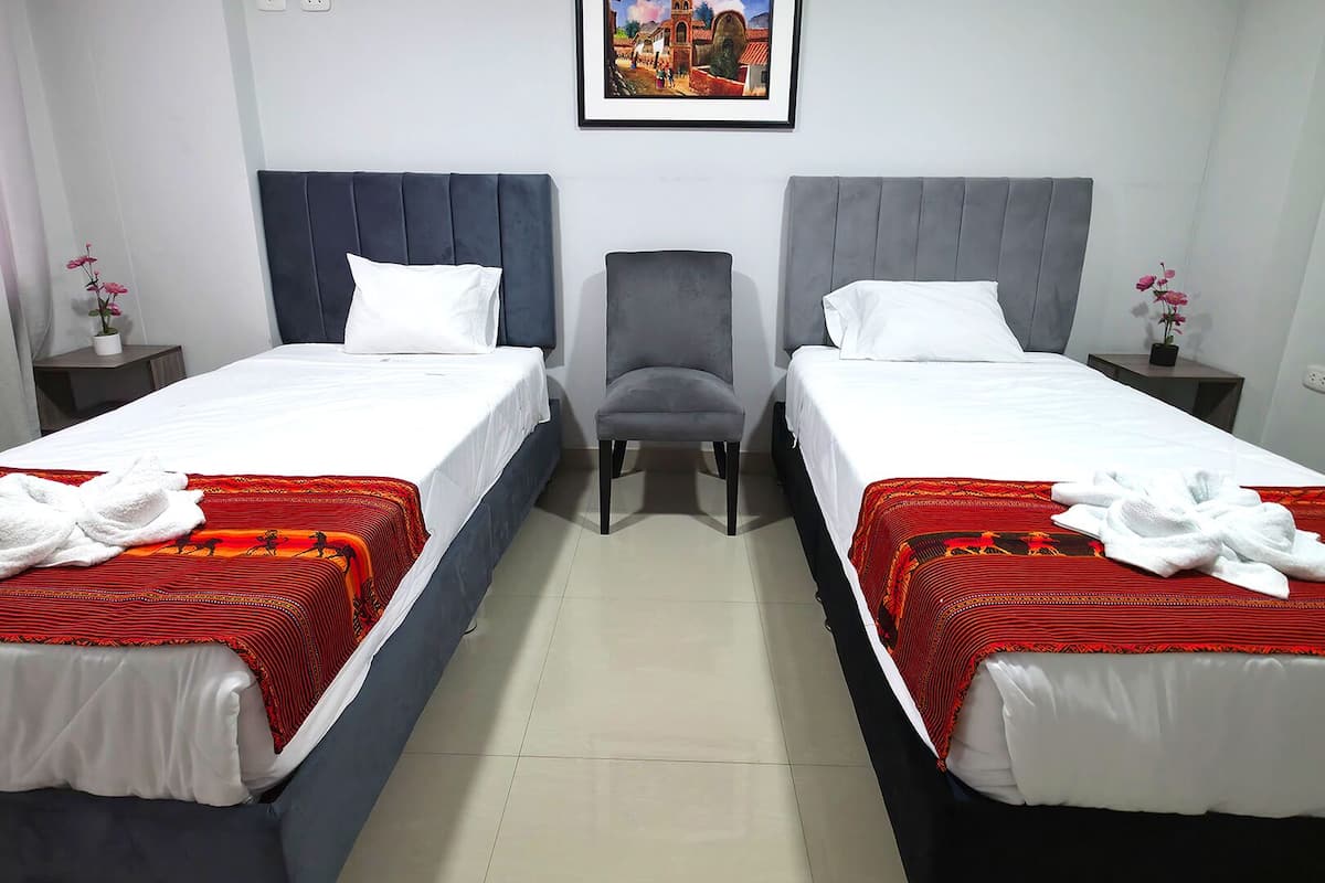 Deluxe-Zweibettzimmer | Schreibtisch, laptopgeeigneter Arbeitsplatz, kostenloses WLAN