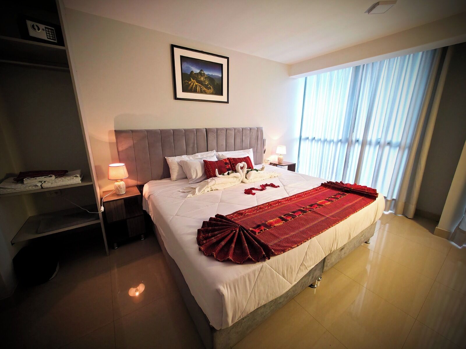 Deluxe kamer, 3 slaapkamers | Een bureau, een laptopwerkplek, gratis wifi, beddengoed