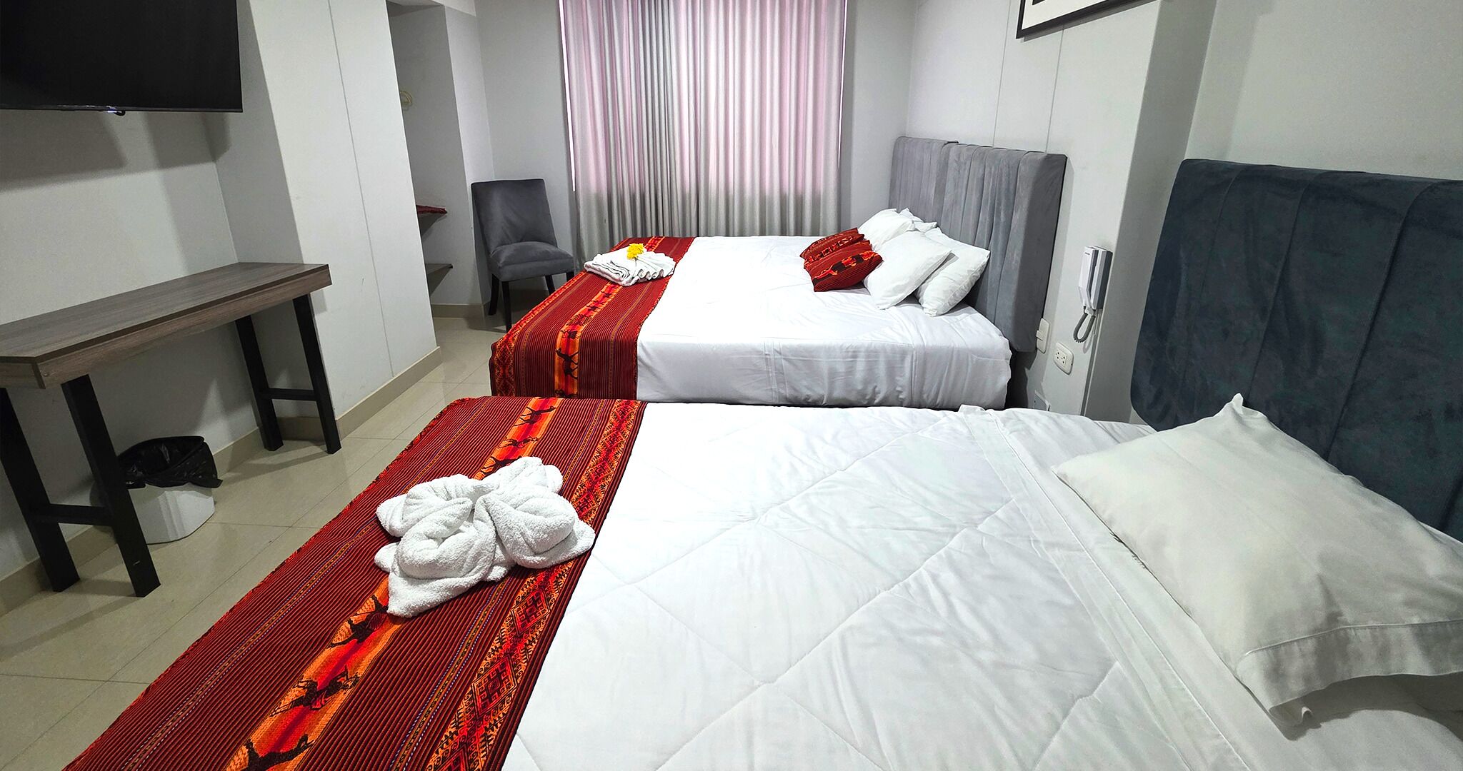 Deluxe-Doppel- oder -Zweibettzimmer | Schreibtisch, laptopgeeigneter Arbeitsplatz, kostenloses WLAN