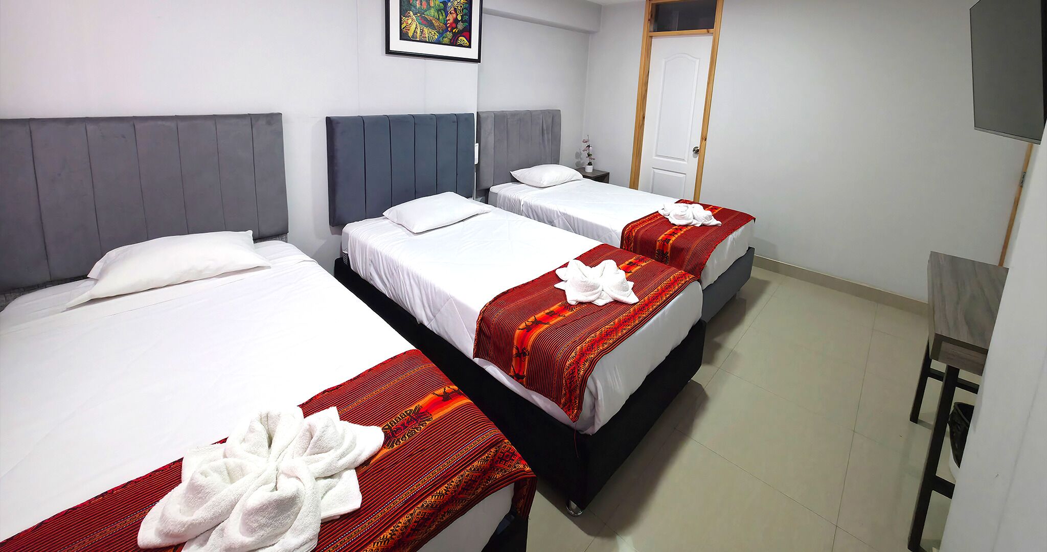 Deluxe-Dreibettzimmer | Schreibtisch, laptopgeeigneter Arbeitsplatz, kostenloses WLAN