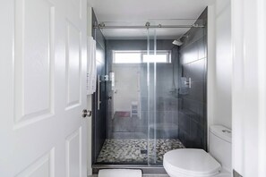 Shower, hair dryer, towels, soap - Seattle Guesthouse: World Cup Access + Peaceful Retreat (Seattle)