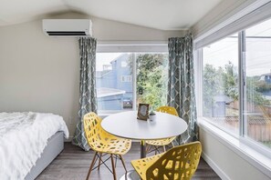 Dining - Seattle Guesthouse: World Cup Access + Peaceful Retreat (Seattle)