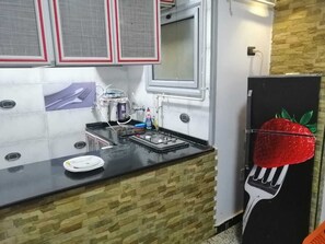 Réfrigérateur, micro-ondes, four, plaque de cuisson