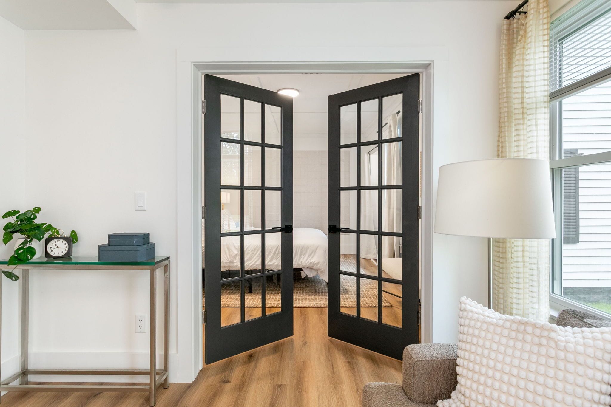 2 間睡房、書桌、熨斗/熨衫板、可攜式嬰兒床