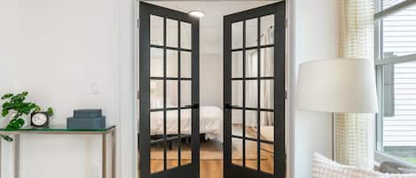 2 chambres, bureau, fer et planche Ă repasser, lit parapluie