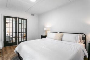 2 chambres, bureau, fer et planche à repasser, lit parapluie