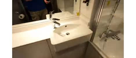Secadora de cabello, toallas, jabón, papel de baño