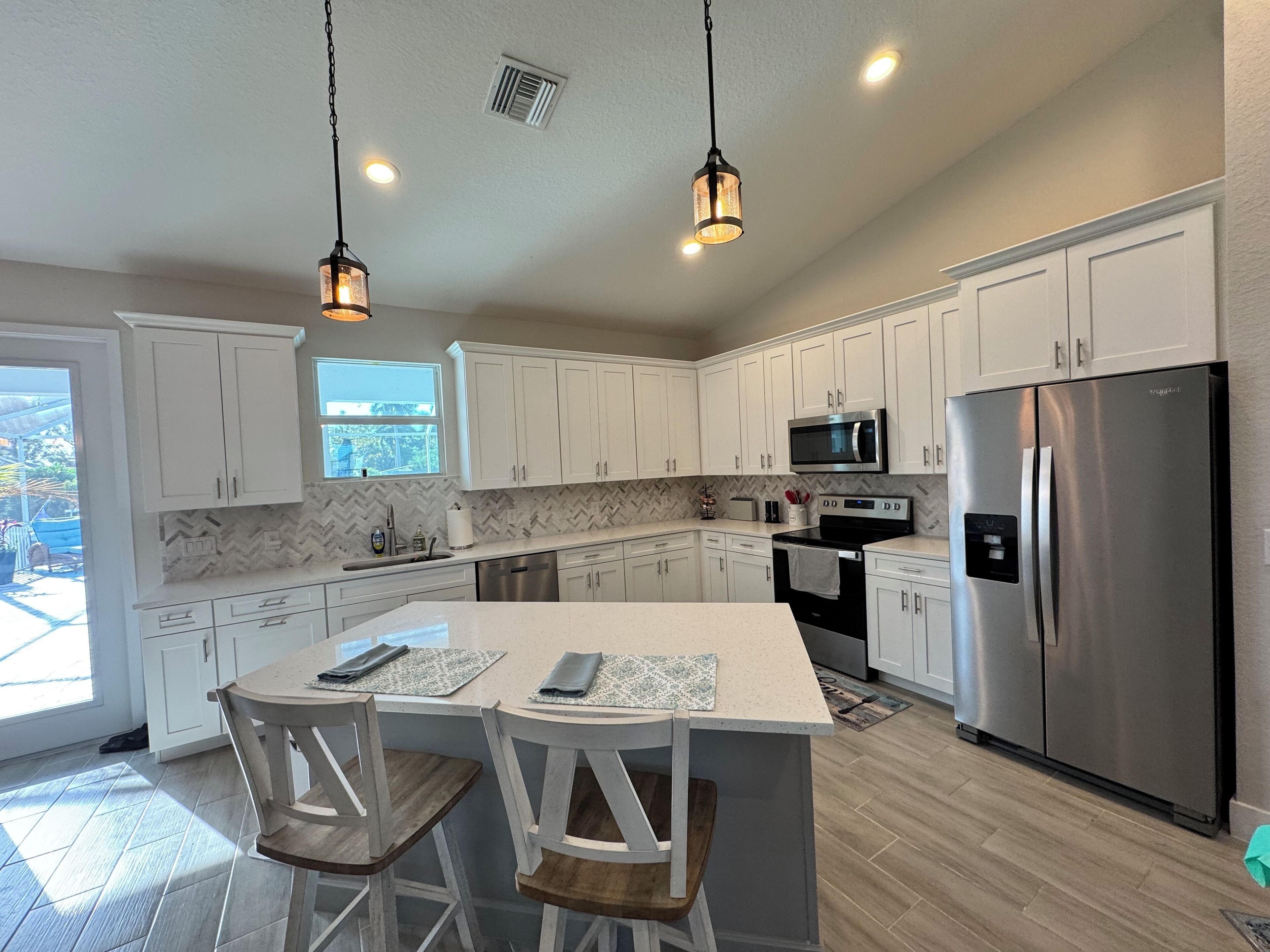 Réfrigérateur, micro-ondes, four, plaque de cuisson