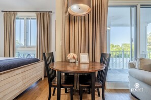 1 bedroom, iron/ironing board, WiFi, bed sheets - “Sun-kissed” condo , Fantastic location in Baytown Wharf,  Sandestin. (Miramar Beach)