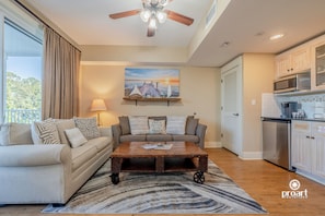 TV - “Sun-kissed” condo , Fantastic location in Baytown Wharf, Sandestin. (Miramar Beach)